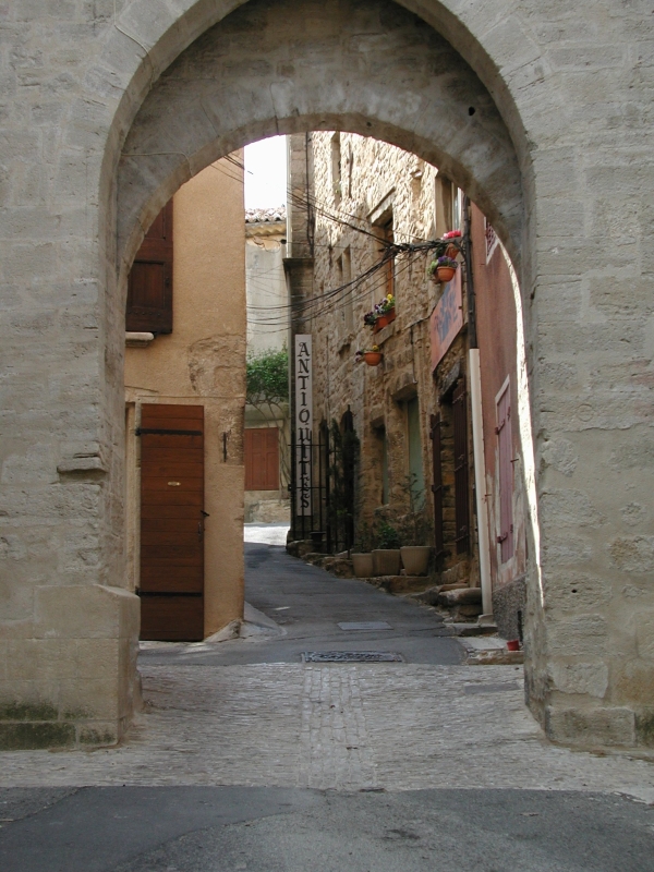 spgm/gal/cucuron/arch.jpg